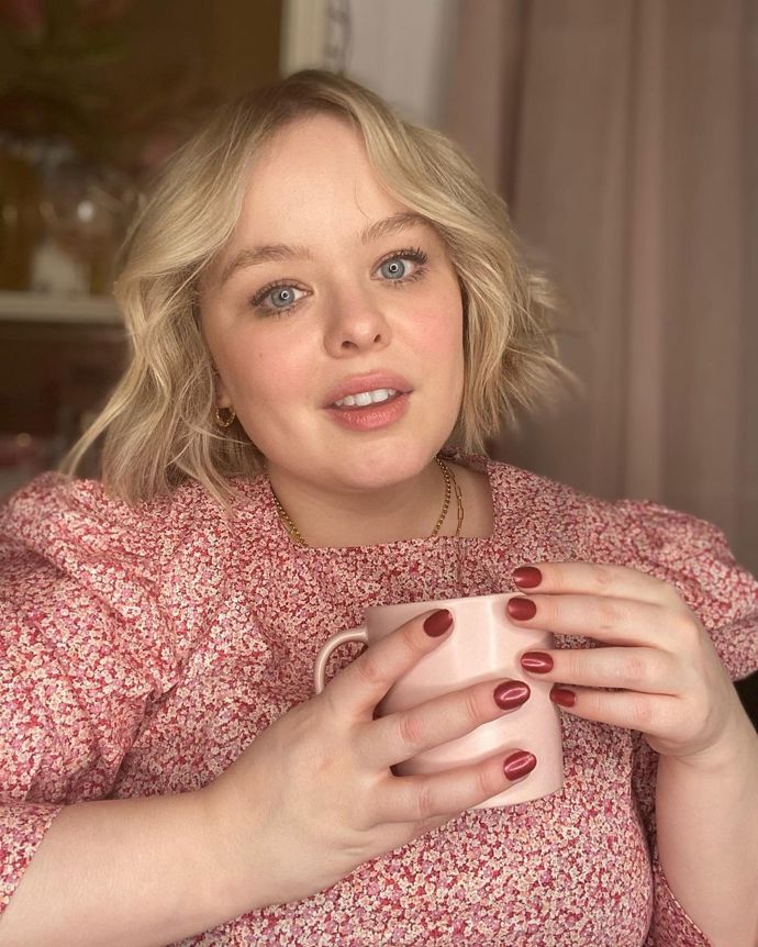 Nicola má veselou povahu a ráda se angažuje v různých společenských akcích.
