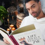 Ve 14 letech se vrátil do Anglie. Po střední škole nastoupil na prestižní hereckou konzervatoř Drama Centre London.