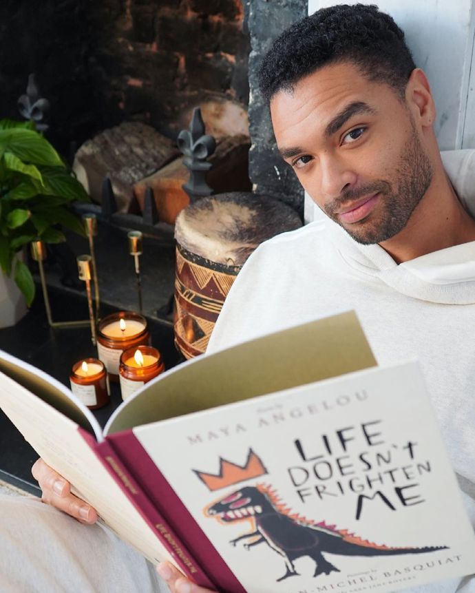 Ve 14 letech se vrátil do Anglie. Po střední škole nastoupil na prestižní hereckou konzervatoř Drama Centre London.