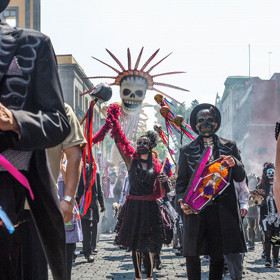 Během natáčení akční úvodní scény v Mexiku si štáb přišel na úlevy na daních ve výši 18 milionů euro. Tvůrci se vládě odvděčili tak, že se snažili zemi ukázat v co nejlepším světle.