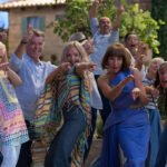 Filmový muzikál Mamma Mia! Here We Go Again tvoří dva příběhy. V tom z minulosti je Donna čerstvou absolventkou univerzity a chce poznávat svět. V současnosti její dcera Sophie zase plánuje velkolepé znovuotevření rodinného hotelu.