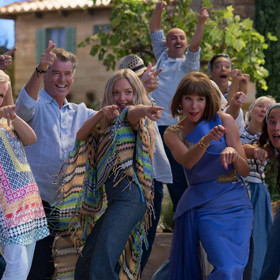 Filmový muzikál Mamma Mia! Here We Go Again tvoří dva příběhy. V tom z minulosti je Donna čerstvou absolventkou univerzity a chce poznávat svět. V současnosti její dcera Sophie zase plánuje velkolepé znovuotevření rodinného hotelu. 