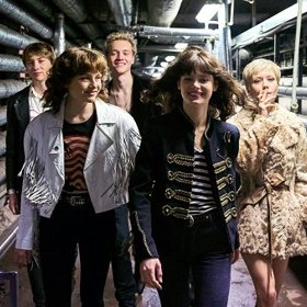 My děti ze stanice ZOO: Ústřední postavou je Christiane, která se přidá ke skupince teenagerů, jenž holdují nezávaznému způsobu života. Vše končí těžkou závislosti na heroinu.