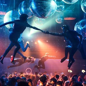 Oproti původní knize se ale děj posunul ze 70. let do blíže neupřesněné doby. Mix divoké energie a neutěšenosti ale zůstává.