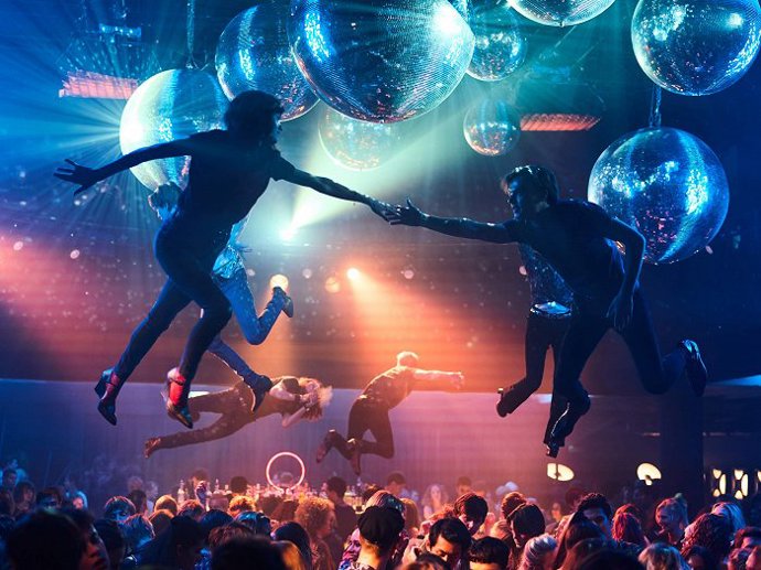 Oproti původní knize se ale děj posunul ze 70. let do blíže neupřesněné doby. Mix divoké energie a neutěšenosti ale zůstává.