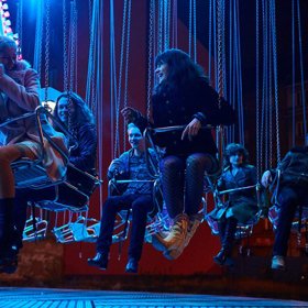 Seriál vznikl na motivy autobiografické knihy Christiane F. Ta se již od mládí potýkala s psychickými problémy. V pubertě se pokusila dokonce i o sebevraždu.