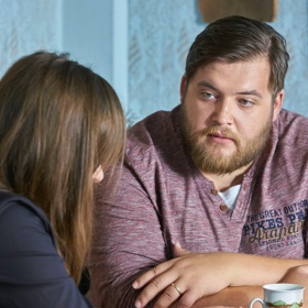 Pavel se tentokrát postaví na stranu unaveného Mária, který se v hospodě zastane nemocné Áji.