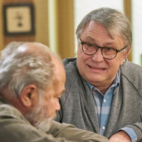 Vlastimila Peška debaty o dědictví nebaví, a tak raději uteče do hospody. Jenže narazí na Petra Kaštana a ani tady se nevyhne debatám, o které nestojí.