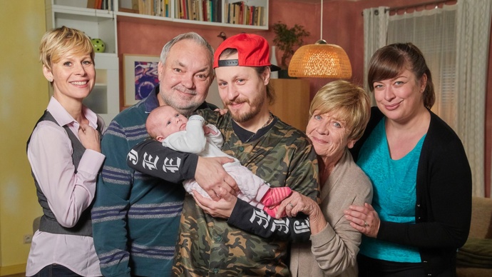 Sophinka je úžasná, ale péče o ni Mária vyčerpává. Dokonce natolik, že usne i v hospodě.