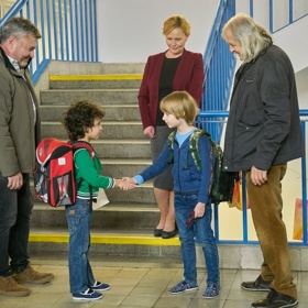 Miloš je otcem prvňáčka, který si prožívá i svoje první „velké“ problémy. Ani situaci ve škole, kde se kluci poprali, neřešil Miloš právě „standardně“.