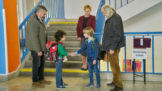 Miloš je otcem prvňáčka, který si prožívá i svoje první „velké“ problémy. Ani situaci ve škole, kde se kluci poprali, neřešil Miloš právě „standardně“.