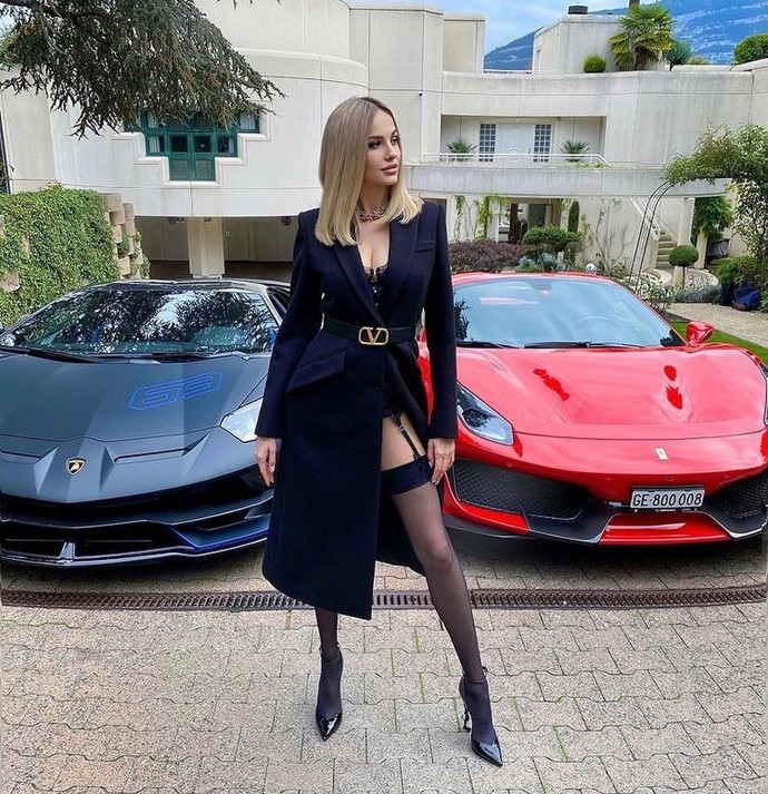 Lamborghini, nebo Ferrari - čas rozhodnutí. Ruská podnikatelka Marina Ross a její "problém" s výběrem vozu.