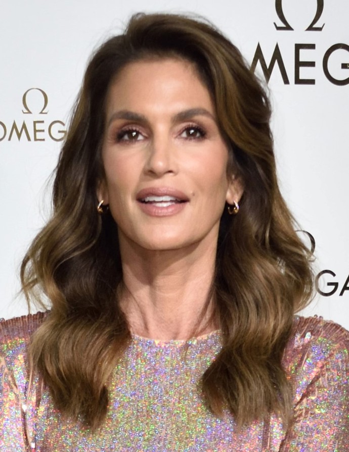 Na Pařížském týdnu módy v roce 2019 představila Cindy šik vlny, které zdobily její vlasy zhruba od poloviny délky po konečky. Jde o další jednoduchý, přitom atraktivní účes, který můžete snadno vykouzlit i doma.