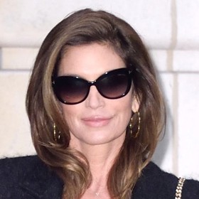 Účes, jejž s těmi správnými produkty a prostředky zvládnete i doma. Cindy na Pařížském týdnu pánské módy roku 2018.