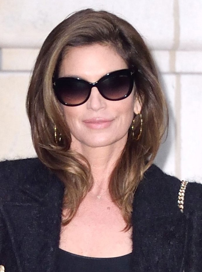 Účes, jejž s těmi správnými produkty a prostředky zvládnete i doma. Cindy na Pařížském týdnu pánské módy roku 2018.