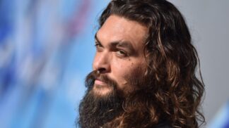 Dostal půllitrem a zrodil se drsňák. Jak herec Jason Momoa přišel ke své zjizvené tváři