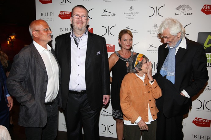 Hana Hegerová spolupracovala také s mnoha zvučnými jmény z česko-slovenské hudební scény. Na fotografii jsou s ní Richard Müller, Michal Horáček, Petr Hapka a Jolana Voldánová.