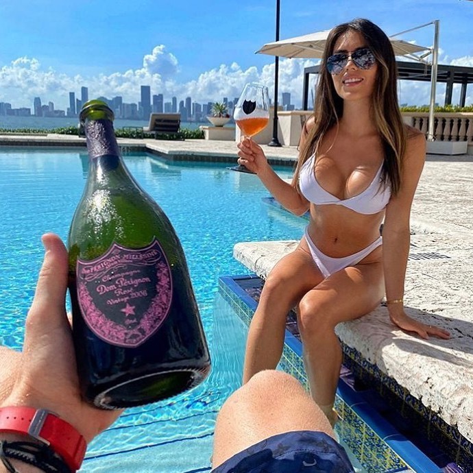 Instagramový profil Rich Kids of Internet ukazuje sladký život bohaté zlaté mládeže.