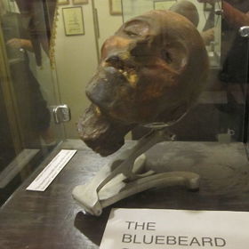 Nyní je k vidění jeho useknutá hlava.