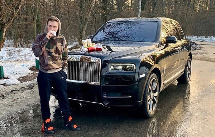 Instagramový profil Rich Kids of Internet ukazuje sladký život bohaté zlaté mládeže.