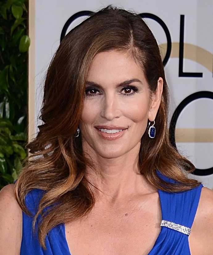 Cindy dorazila roku 2015 na předávání Zlatých glóbů v Los Angeles s velmi svěžím účesem. Vlny, vyfoukané směrem od obličeje, jsou prostě sexy i u zralých žen.