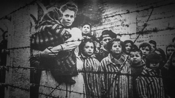 Hrůzný život, pokud se tomu, co ženy v koncentračních táborech zažívaly, dá život vůbec říkat, dokumentuje i tento snímek z expozici v koncentračním táboře Osvětim/Auschwitz.