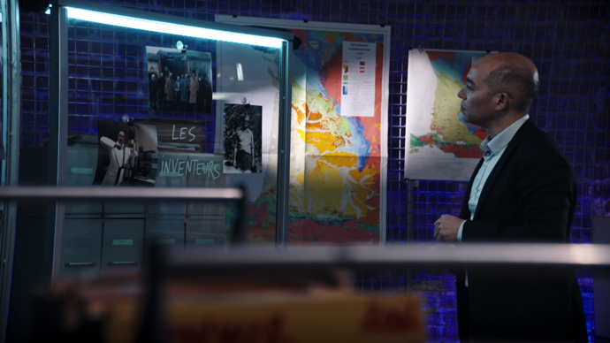 Na nových ložiscích ropy měla zbohatnout státní firma Elf, kterou nezávislé státy, poté co znárodnily své černé zlato, vyhnaly z vlastních území. 