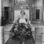 Syrský biskup sedící na svém pohřbu, 1945.
