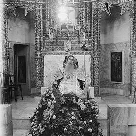 Syrský biskup sedící na svém pohřbu, 1945.
