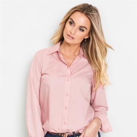 Pokud nic s výstřihem do véčka nemáte, jednoduše si rozepněte košil.