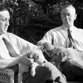 Ještě v lepších časech si bratři Čapkovi nechali na pražských Vinohradech postavit společnou vilu, která se brzy stala centrem společenských setkání.