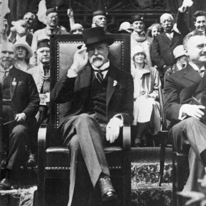 Takto Tomáše Garrigua známe. Šedovlasý a šedovousý důstojný muž, ten, který se zasloužil o stát. I on měl ale svoje dětství a mládí. Jak třeba vypadal, když se do něj zamilovala Charlotta? 