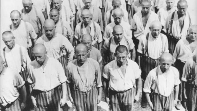 Snímek pochází z doby těsně po otevření koncentračního tábora Dachau. Do jeho uzavření v roce 1945 zde zemřelo více než 26 000 lidí.