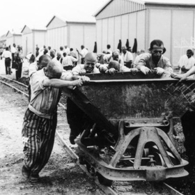 Vězni museli od rána do noci tvrdě pracovat a měli hlad. Není divu, že v koncentračním táboře Dachau denně umírali lidé a šířily se nemoci.
