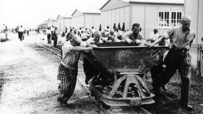Vězni museli od rána do noci tvrdě pracovat a měli hlad. Není divu, že v koncentračním táboře Dachau denně umírali lidé a šířily se nemoci.
