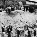 Práce a zase práce až do vysílení a smrti. Vězni museli rozebrat zbytky původní továrny na munici a vystavět nové budovy tábora.