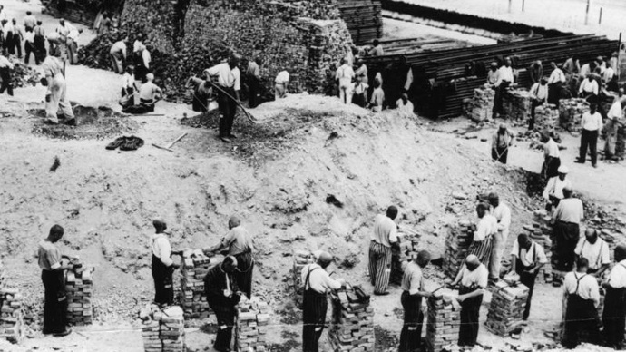 Práce a zase práce až do vysílení a smrti. Vězni museli rozebrat zbytky původní továrny na munici a vystavět nové budovy tábora.