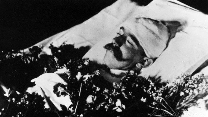 Korunní princ Rudolf měl po smrti ovázanou hlavu, aby se zakryla střelná rána.