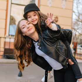 Nebo kožená bunda! Dá se sladit snad ke každému outfitu.