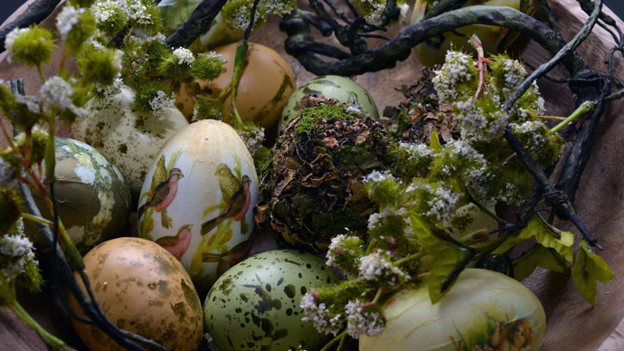 Mezi oblíbené výtvarné techniky patří decoupage. Ubrousková metoda se hodí i na vejce.