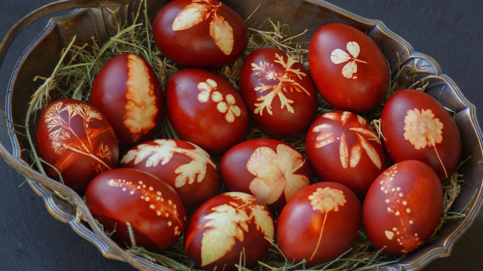 Vejce batikovaná pomocí kousků rostlin dávají dohromady jedinečné kraslice.