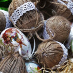 Různé příze, vlny, ale i krajky jsou možností, jak udělat z velikonoční kraslice unikátní dílko.