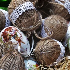 Různé příze, vlny, ale i krajky jsou možností, jak udělat z velikonoční kraslice unikátní dílko.