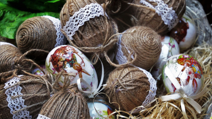 Různé příze, vlny, ale i krajky jsou možností, jak udělat z velikonoční kraslice unikátní dílko.