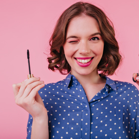 Pokud máte rovné řasy, které se ne a ne zakroutit, je pro vás používání kleštiček nutností.