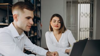 Petr (32): Čím víc odmítám kolegyni, tím víc mě svádí. Dělá šílené věci a já se bojím, že podlehnu