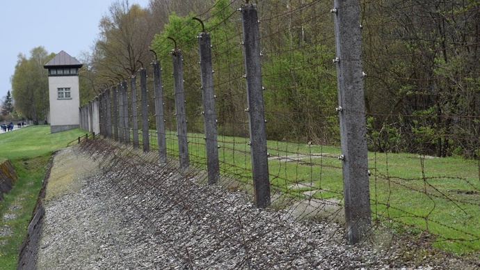 Z koncentračního tábora se skutečně nedalo utéct. Ostnatý drát, strážní věže a příkopy – to vše bylo kolem celého areálu.