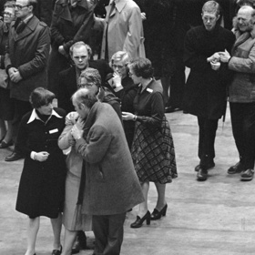 Stejně masové bylo i loučení příbuzných se svými rodinnými příslušníky, kteří se ocitli nešťastnou náhodou v nesprávný čas na nesprávném místě.