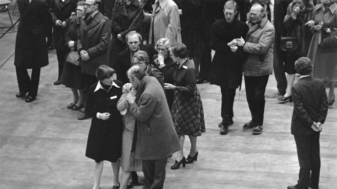 Stejně masové bylo i loučení příbuzných se svými rodinnými příslušníky, kteří se ocitli nešťastnou náhodou v nesprávný čas na nesprávném místě.