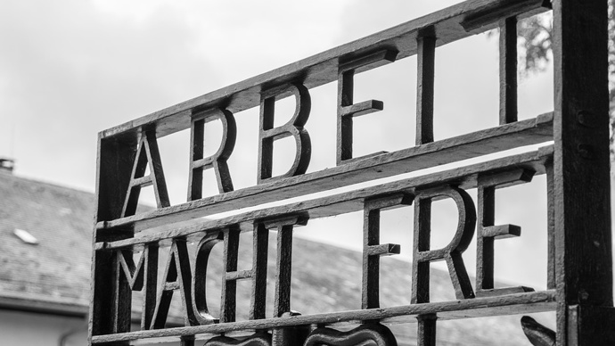 V koncentračních táborech vězně rozhodně nemohla osvobodit práce...